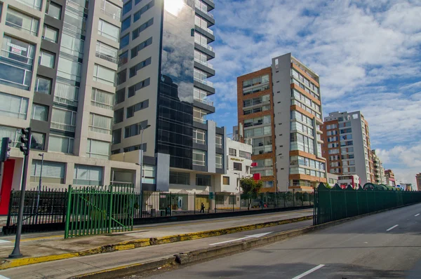 QUITO, ECUADOR - 7 LUGLIO 2015: Quito la domenica, quartiere nella parte nord della città, edifici e sole — Foto Stock