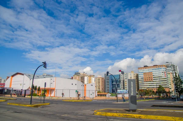 QUITO, ECUADOR - 7 DE JULIO DE 2015: Famoso e importante barrio de Quito, día soleado con bonitas nubes —  Fotos de Stock