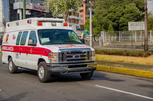 QUITO, ECUADOR - 7 DE JULIO DE 2015: Ford ambulancia blanca con detalles rojos que cruzan la ciudad, solo emergencias —  Fotos de Stock