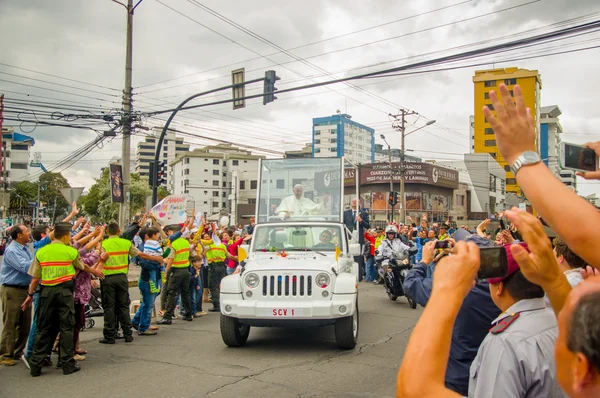 Quito, Ekwador-7 lipca 2015: wiele osób spodziewając się powitać papieża Francisco w Ekwadorze, popemobile — Zdjęcie stockowe