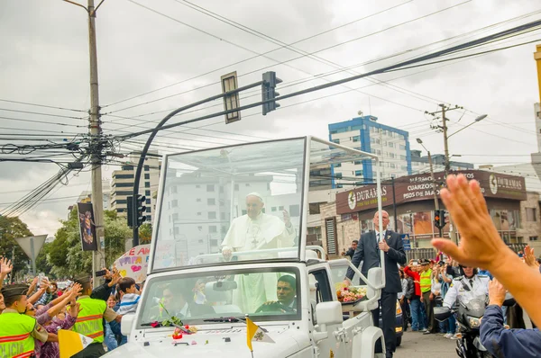 Quito, Ekwador-7 lipca 2015: emocjonalne zdjęcie w pobliżu papieża Francisco w jego popemobile, Ekwador mile widziane — Zdjęcie stockowe