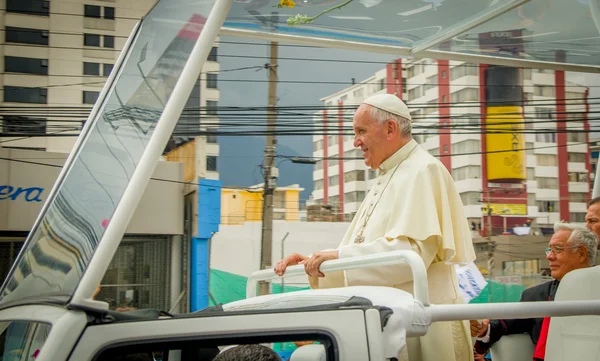 КВИТО, ЕКУАДОР - 7 июля 2015 года: Папа Франциск на своем папамобиле по улицам Кито, встань — стоковое фото