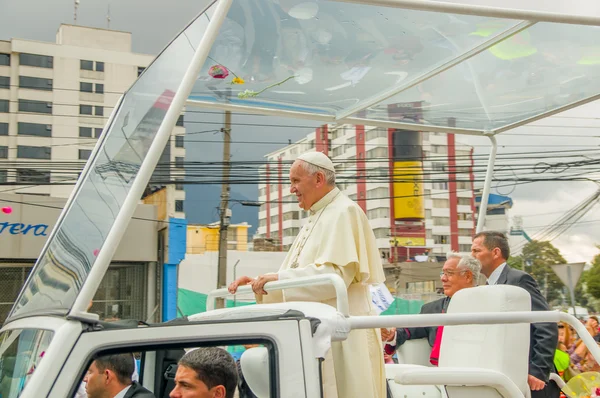 КВИТО, ЕКУАДОР - 7 июля 2015 года: Папа Франциск здоровается с эквадорцами на улице Китос, встает в своем папамобиле — стоковое фото