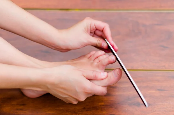 Nagels van voeten krijgen bestand na het snijden, pedicure stappen — Stockfoto