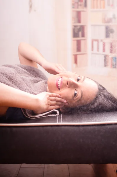 Photographie floue en raison du traitement de l'eau, de la santé de la peau du visage et du traitement — Photo