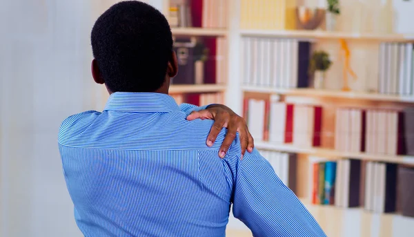 Mann berührt seine Schulter als Zeichen der Trauer, Büroschmerzen — Stockfoto