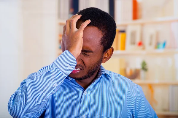 Migraine provoque beaucoup de douleur, l'homme tenant sa tête avec le visage souffrant — Photo