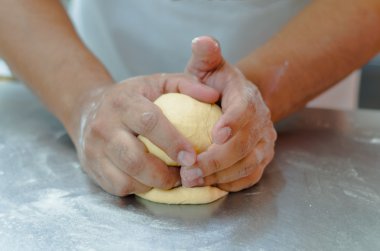 Fırıncılar elleri çalışma ve metal yüzeyi ekmek hamur yoğurma