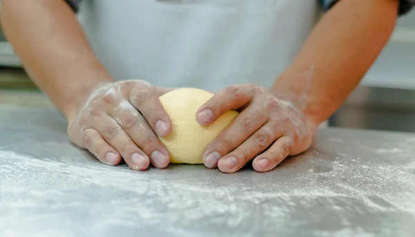 Mani di panettieri che lavorano e impastano l'impasto del pane sulla superficie metallica — Foto Stock