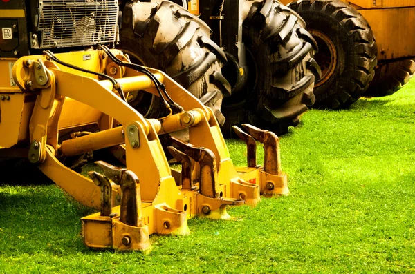 Pièce mécanique en métal jaune attachée au bulldozer, machines de construction lourdes — Photo
