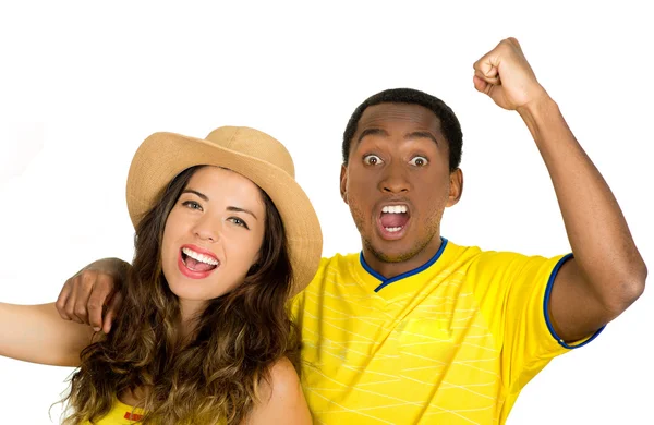 Encantador casal interracial vestindo camisas de futebol amarelo torcendo alegremente para câmera, fundo estúdio branco — Fotografia de Stock