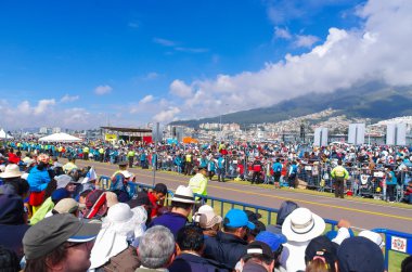 Quito, Ekvador - 7 Temmuz 2015: Ekvador'da papa Francisco'yu görmek için bekleyen bir sürü insan