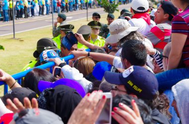Quito, Ekvador - 7 Temmuz 2015: Metal çitten çok yakın insanlar, Papa Francisco ayininde ziyaretçileri koruyan polis