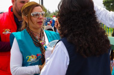 Quito, Ekvador - 7 Temmuz 2015: Bir gönüllü bir kadın, Papa Francisco kitle örgütü için komünyon verilir