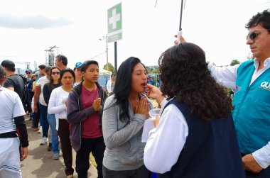 Quito, Ekvador - 7 Temmuz 2015: İnsanlar Ekvador'da Papa Francisco kitle üzerinde komünyon almak için bir çizgi yapmak