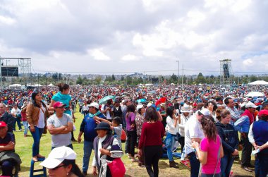 Quito, Ekvador - 7 Temmuz 2015: Tüm hacılar için büyük bir yer, güneşli bir gün. İnsanlar onları şemsiye ve şapkalarla korumaya çalışıyor.