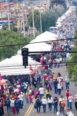 Quito, Ekvador - 7 Temmuz 2015: Papa Francisco ayinine varmak için yürüyen insanlarla dolu sokakarkasında, kırmızı loght ve kablolar üzerinde birkaç odak