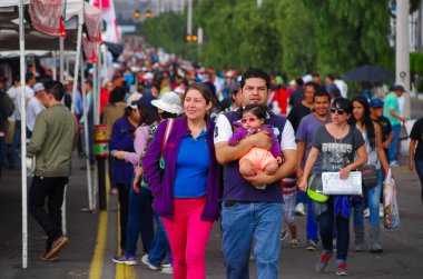 Quito, Ekvador - 7 Temmuz 2015: Sokakta yürüyen aile, anne, baba ve küçük çocuk Papa Francisco'yu görmek istiyor