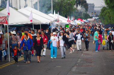 Quito, Ekvador - 7 Temmuz 2015: Uzun cadde kalabalık, insanlar Papa Francisco karışıklık kutluyor görmek için yürüyüş
