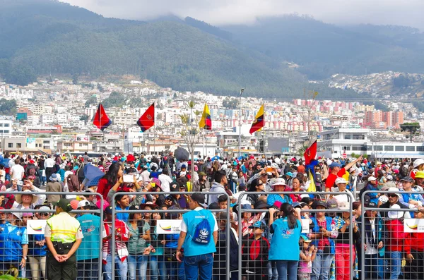 Quito, Ekwador-7 lipca 2015: Ekwador i Quito flagi wokół wielkiego wydarzenia papieża Mszy św., tysiące ludzi uczęszcza — Zdjęcie stockowe