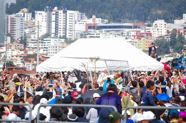 Quito, Ekwador-7 lipca 2015: papież Franciszek robi małą okrągłą wycieczkę wokół dużej masy, wiele osób. Mobilny papież — Zdjęcie stockowe