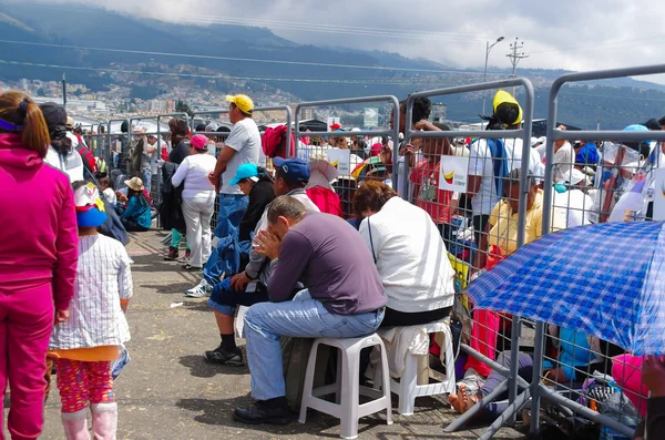 Κίτο, Ισημερινός-7 Ιουλίου 2015: ένα ζευγάρι ώριμων ανθρώπων που κάθονται στη μέση της μάζας, προσευχόμενοι κάτω από τον ήλιο — Φωτογραφία Αρχείου