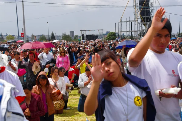 Quito, Ecuador-7 juli 2015: människor som höjer handen för att ta emot välsignelser, påven Francisco Mass event — Stockfoto