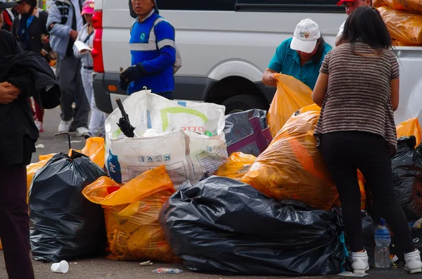 Кіто, Еквадор-7 липня 2015: після Папи Римського Франциско, прибиральників сміття покласти все сміття в мішках — стокове фото