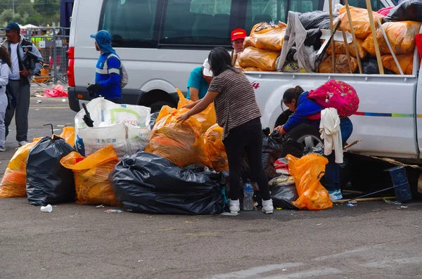 Кіто, Еквадор-7 липня 2015: Сміттєочищувачі збирання всіх сміття після події. Мас-Франциско — стокове фото