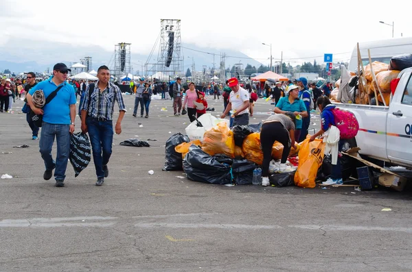 Кіто, Еквадор-7 липня, 2015: після того, як Папа Римський Франциско, люди підбираючи сміття і колактивні в мішках. Тло місця події — стокове фото