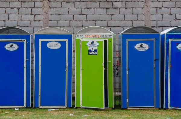 QUITO, ECUADOR - JULHO 7, 2015: Eco banheiros portáteis na cor azul e verde, necessidades de eventos públicos — Fotografia de Stock