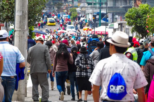 Quito, Ekwador-7 lipca 2015: zatłoczona duża ulica pełna ludzi z samochodami, papież wydarzenie masowe Francisco — Zdjęcie stockowe