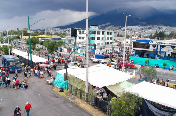 QUITO, ECUADOR - 7 DE JULIO DE 2015: Gente caminando alrededor del evento masivo del Papa, coches y autobuses que llegan al lugar —  Fotos de Stock