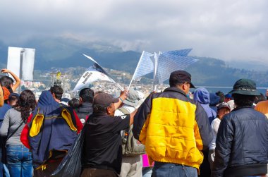 Quito, Ekvator - 7 Temmuz 2015: Papa Francisco, poster kendi üzerinde her yaştan elele görmek için insanlar birlikte waitting