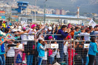 Quito, Ekvator - 7 Temmuz 2015: Papa Francisco, küçük kızlar ve erkekler için fotoğrafını almaya çalışanlar binlerce