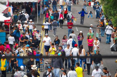 Quito, Ekvator - 7 Temmuz 2015: İnsanlar uzun bir sokakta yürürken satırlar arasında. İki tarafta gıda mağazaları