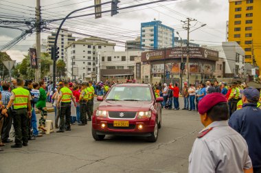 Quito, Ekvator - 7 Temmuz 2015: Papa Francisco, Ekvador sokaklarında bir ziyaret yapmak araba ön beden ile korur.