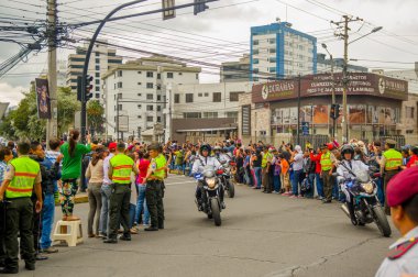Quito, Ekvator - 7 Temmuz 2015: Papa Francisco, sokak önce hoş geldiniz demek kalabalık sokaklarda geçti motosiklet
