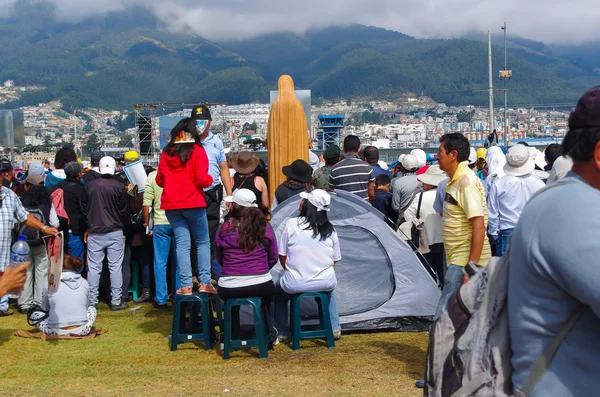 QUITO, ECUADOR - 7 DE JULIO DE 2015: Algunas familias llegaron de diferentes ciudades e instalaron sus tiendas de campaña en la misa del Papa Francisco —  Fotos de Stock