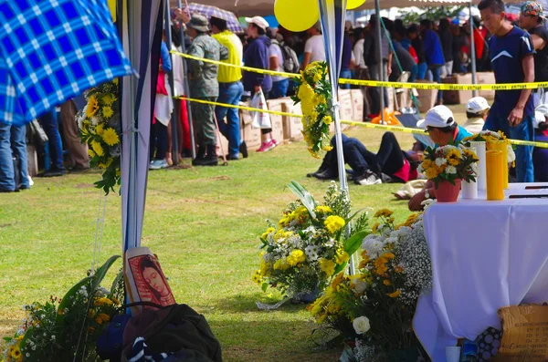 Quito, Ecuador - juli 7, 2015: Beautifull gul arrangemang i mitten av påven massa, Francisco besöka Ecuador — Stockfoto