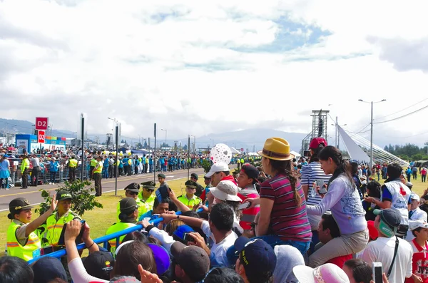 Quito, Ecuador - 7 juli 2015: Politie bewaakten duizenden bezoekers op Paus Francisco massa, heen-en terugreis van paus op Pausmobiel — Stockfoto