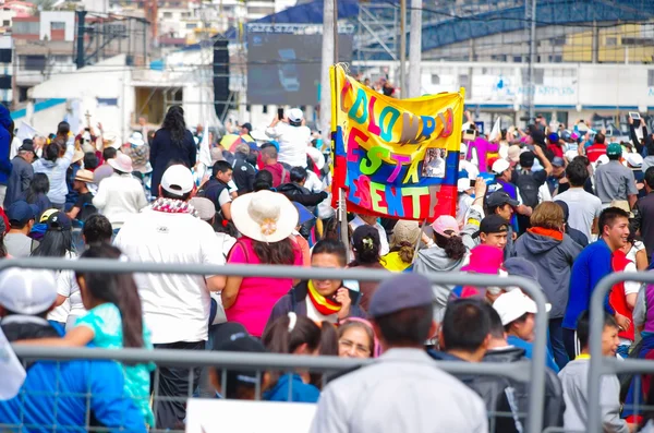 QUITO, ECUADOR - 7 DE JULIO DE 2015: En medio de mil personas, bandera de colores con las palabras, Colombia está presente aquí —  Fotos de Stock