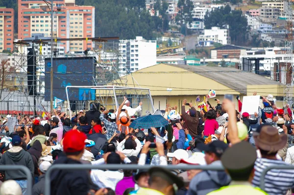 QUITO, ECUADOR - 7 de julho de 2015: Pessoas tentando dizer olá ao papa Francisco no Equador, massa enorme — Fotografia de Stock