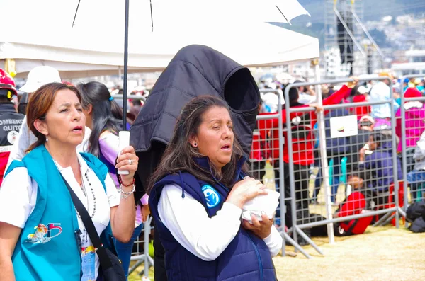 QUITO, ECUADOR - 7 DE JULIO DE 2015: Dos mujeres maduras rezando y cantando en la misa del Papa Franciscco en Ecuador, día soleado —  Fotos de Stock