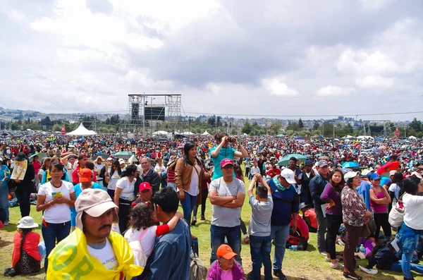 Quito, Ekwador - 7 lipca 2015: Papież Francisco masy na Ekwador, ludzie waitting go na studia do masy, kolorowe ubrania — Zdjęcie stockowe