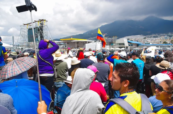 Quito, Ekwador - 7 lipca 2015: Słoneczny dzień z mnóstwem ludzi waitting dla papieża Francisco, Ekwador flagi między każdy — Zdjęcie stockowe