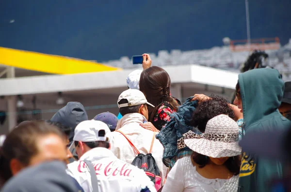 Quito, Ecuador - 7 juli 2015: Onbekende vrouw probeert om een goede foto naar paus Francisco, groot evenement massa — Stockfoto