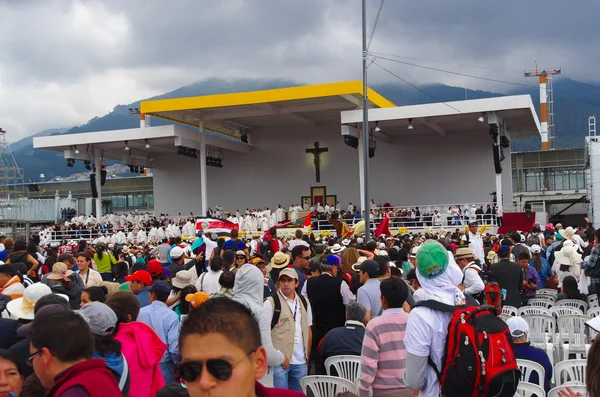 キト, エクアドル - 2015 年 7 月 7 日: ローマ法王フランシスコが質量は、中央に大きな十字を祝った場所。美しい — ストック写真