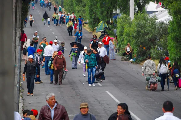 QUITO, ECUADOR - 7 DE JULIO DE 2015: Personas que intentan llegar a la misa del Papa Francisco en Quito, mujer con paraguas caminando —  Fotos de Stock