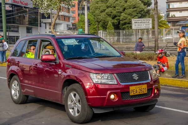 Quito, Ecuador - 7 juli 2015: Politie binnen een wijn kleur auto, grote Suzuki vitara. Mensen buiten — Stockfoto